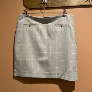 Banana Republic skirt. Business casual. Grey sz 6. Side zip. Faux front pockets